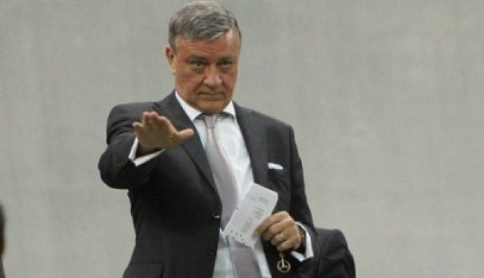 Vadim Tudor cere demisia lui Mircea Sandu